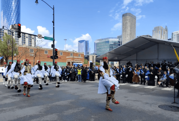 Εντυπωσίασαν οι Εύζωνες στην Παρέλαση για την Εθνική Επέτειο στο Σικάγο