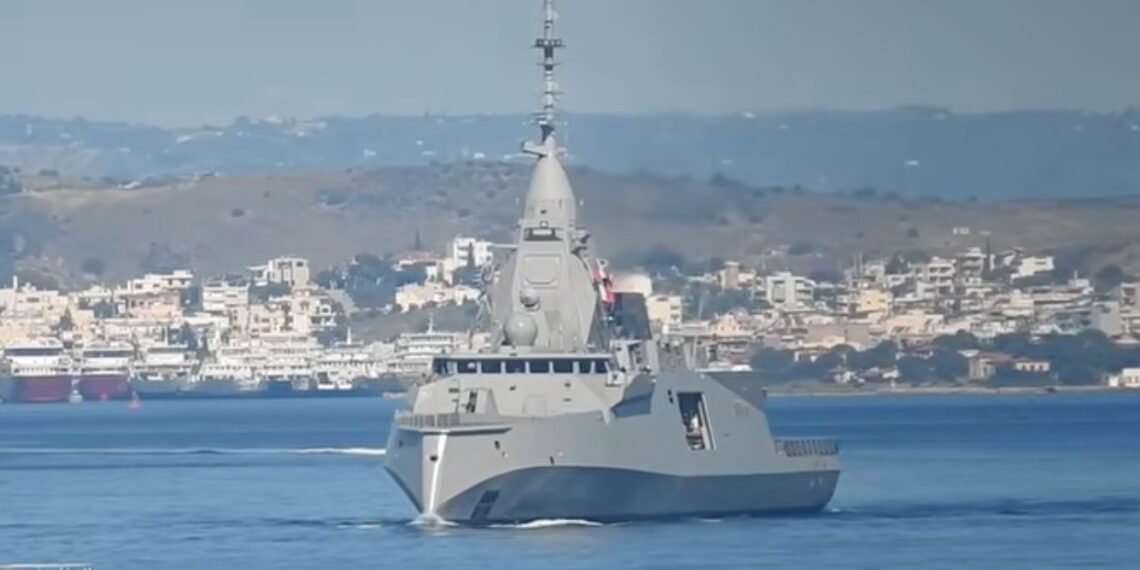 Η φρεγάτα «Κίμων» στον Πειραιά: Μήνυμα ισχύος με Μητσοτάκη και Μακρόν(vid)