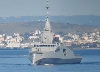 Η φρεγάτα «Κίμων» στον Πειραιά: Μήνυμα ισχύος με Μητσοτάκη και Μακρόν(vid)