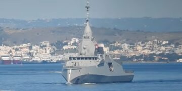 Η φρεγάτα «Κίμων» στον Πειραιά: Μήνυμα ισχύος με Μητσοτάκη και Μακρόν(vid)