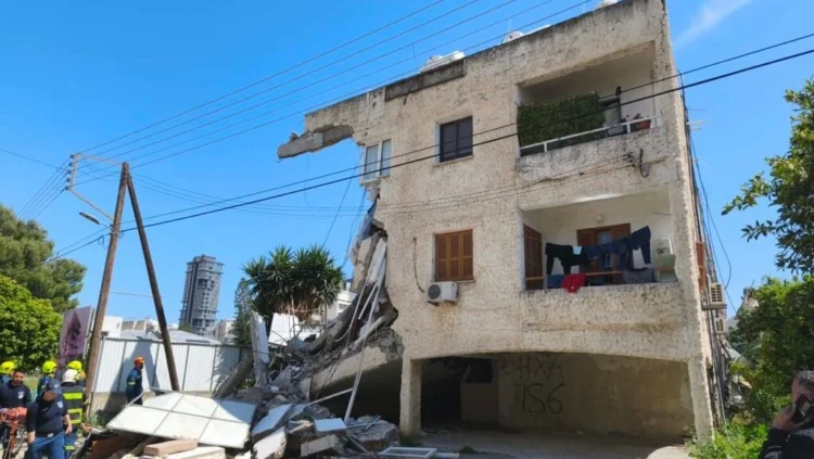 Κατάρρευση κατοικίας στην Κύπρο: Τρεις τραυματίες – Μάχη για απεγκλωβισμό εγκλωβισμένου