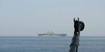 Στενά του Ορμούζ: Πυρά σε εμπορικά πλοία – Κλιμάκωση και «σφίγγει» ο έλεγχος του Ιράν