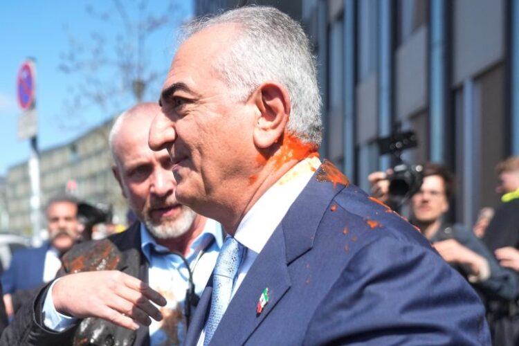 Παχλαβί κατά Γερμανίας: «Ντροπή» η άρνηση συνάντησης – Δέχθηκε επίθεση με ντοματοχυμό