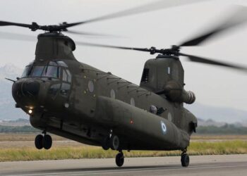 Με τη συνδρομή βαρέως τύπου ελικοπτέρου Chinook πραγματοποιήθηκε η  μεταφορά του Ε/Π Augusta Bell