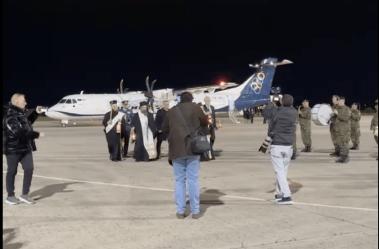 Έφτασε το Άγιο Φως στο αεροδρόμιο της Νέας Αγχιάλου …(φωτό)