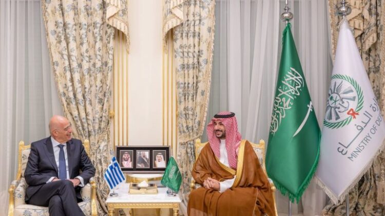 Δένδιας στο Ριάντ: Στο τραπέζι άμυνα και Patriot με τη Σαουδική Αραβία