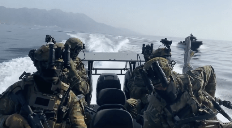 «Με Αρετή και Τόλμη»: Οι Αμφίβιοι Καταδρομείς, η δύναμη κρούσης στο πιο απαιτητικό πεδίο επιχειρήσεων