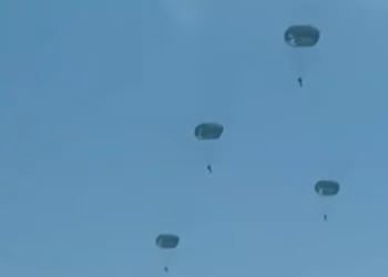 Εντυπωσιακή άσκηση στην Κύπρο: Αλεξιπτωτιστές της Εθνικής Φρουράς γέμισαν τον ουρανό της Τερσεφάνου