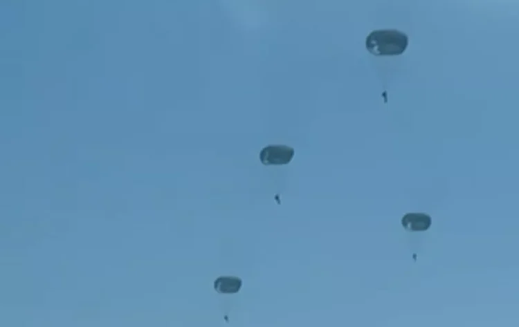 Εντυπωσιακή άσκηση στην Κύπρο: Αλεξιπτωτιστές της Εθνικής Φρουράς γέμισαν τον ουρανό της Τερσεφάνου