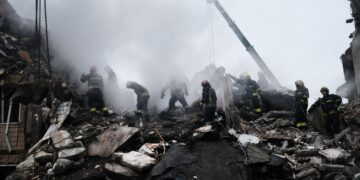 Ουκρανία: Νεκροί και τραυματίες από ρωσικά πλήγματα στο Ντνίπρο