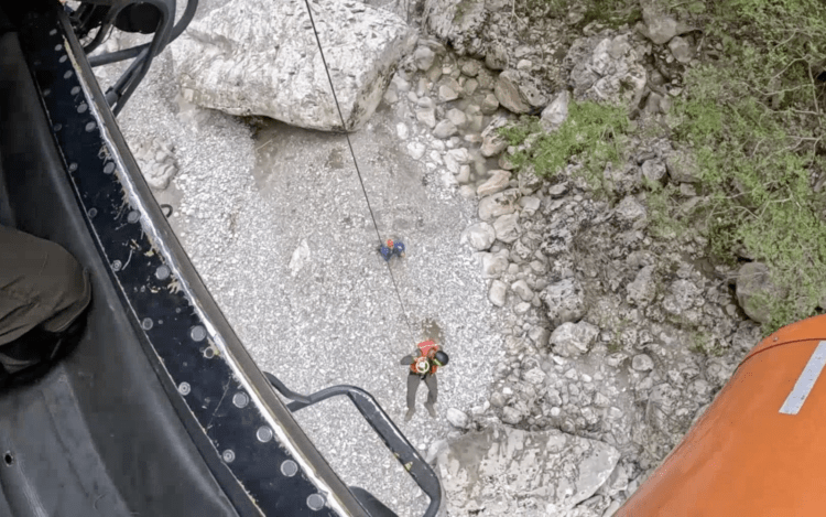 Eπιχείρηση διάσωσης στο Φαράγγι του Βίκου – Super Puma μετέφερε τραυματία στα Ιωάννινα