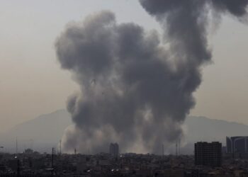 Πριν λήξει το τελεσίγραφο οι ΗΠΑ χτυπούν δρόμους και γέφυρες στο Ιράν – Έπληξαν και στόχους στο Χαργκ