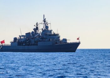 Τουρκική πρόκληση στο Αιγαίο: Πολεμικό παρενόχλησε πλοίο – Άμεση απάντηση από τη φρεγάτα «Αδριάς»