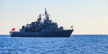 Τουρκική πρόκληση στο Αιγαίο: Πολεμικό παρενόχλησε πλοίο – Άμεση απάντηση από τη φρεγάτα «Αδριάς»