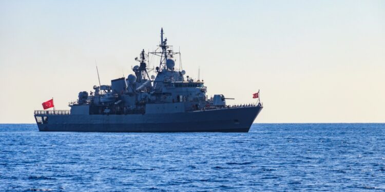 Τουρκική πρόκληση στο Αιγαίο: Πολεμικό παρενόχλησε πλοίο – Άμεση απάντηση από τη φρεγάτα «Αδριάς»