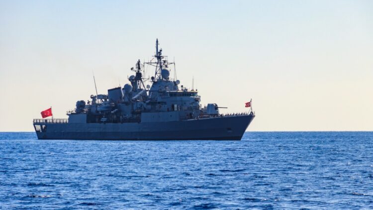 Τουρκική πρόκληση στο Αιγαίο: Πολεμικό παρενόχλησε πλοίο – Άμεση απάντηση από τη φρεγάτα «Αδριάς»
