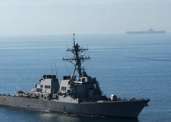 Μεγάλη πυρκαγιά στο αντιτορπιλικό USS Higgins