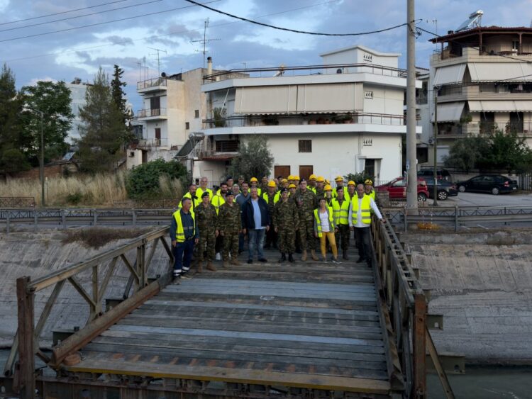 Σε μία νύχτα γέφυρα στον Κηφισό: Εντυπωσιακή επιχείρηση του Στρατού στη Νέα Φιλαδέλφεια