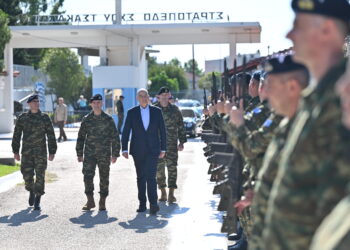 Δένδιας στις πρώτες Εθελόντριες Οπλίτες: «Η θητεία από αγγαρεία γίνεται ευκαιρία»