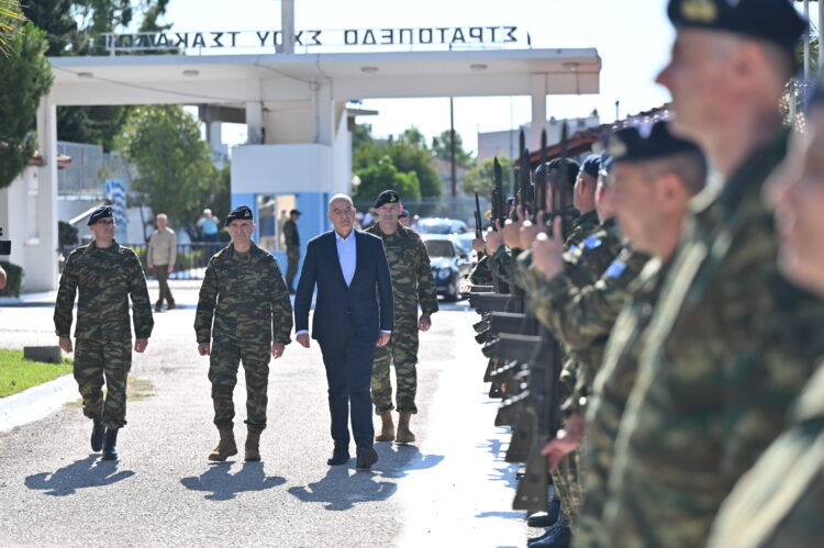Δένδιας στις πρώτες Εθελόντριες Οπλίτες: «Η θητεία από αγγαρεία γίνεται ευκαιρία»
