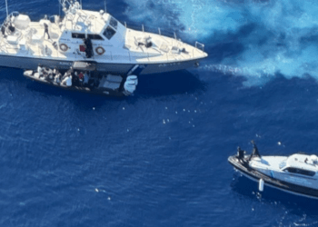 Καταδίωξης ταχύπλοου σκάφους που μετέφερε 15 λαθρομετανάστες…Επέβαιναν Κύπριος και ‘Ελληνας
