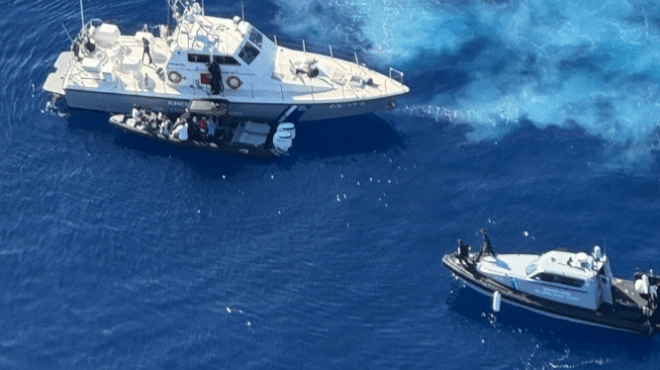 Καταδίωξης ταχύπλοου σκάφους που μετέφερε 15 λαθρομετανάστες…Επέβαιναν Κύπριος και ‘Ελληνας