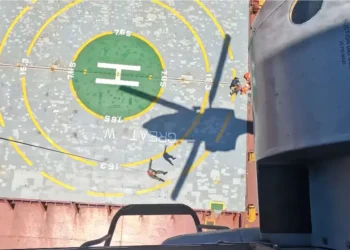 Αεροδιακομιδή ασθενούς με Super Puma της Πολεμικής Αεροπορίας από πλοίο ανοιχτά της Γαύδου (vid)