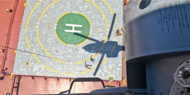 Αεροδιακομιδή ασθενούς με Super Puma της Πολεμικής Αεροπορίας από πλοίο ανοιχτά της Γαύδου (vid)