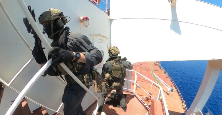 Ρεσάλτο στο ρωσικό δεξαμενόπλοιο «Deliver» ανοιχτά της Σικελίας απο το Γάλλους Κομαντο
