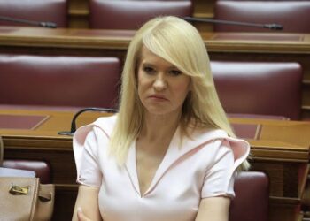 Παραιτήθηκε ή την καρατόμησε; Το χρονικό μιας δημόσιας διαμάχης