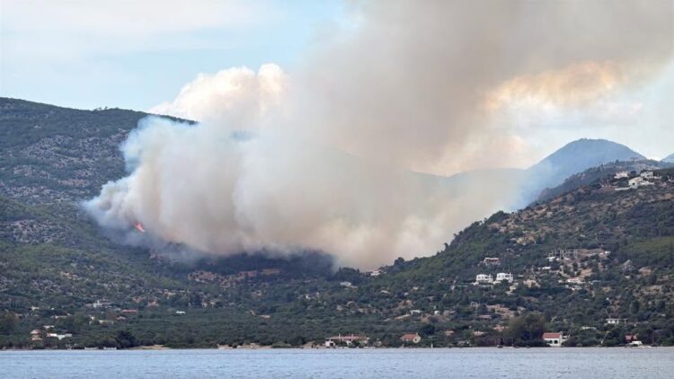 Φωτιά στο Λουτράκι: Μεγάλη κινητοποίηση με δεκάδες πυροσβέστες