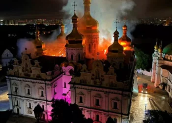Ρωσικοί πύραυλοι χτύπησαν τη Λαύρα των Σπηλαίων – Στις φλόγες σύμβολο 1.000 ετών της Ορθοδοξίας