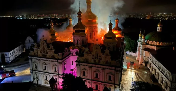 Ρωσικοί πύραυλοι χτύπησαν τη Λαύρα των Σπηλαίων – Στις φλόγες σύμβολο 1.000 ετών της Ορθοδοξίας