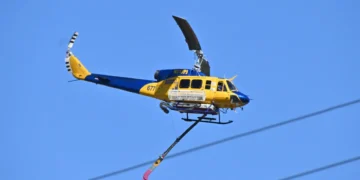 Πτώση πυροσβεστικού ελικοπτέρου στη λίμνη Αώου – Σώο το πλήρωμα