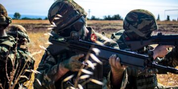 «Με Αρετή και Τόλμη»: Οι γυναίκες εθελόντριες οπλίτες, η θερινή εκπαίδευση της ΣΜΥ και οι βολές του Πολεμικού Ναυτικού στην εκπομπή της Κυριακής