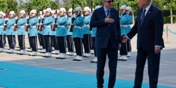 Ο Τραμπ κατηγόρησε την Ιταλία, τη Γερμανία και τη Γαλλία ότι αρνήθηκαν να στηρίξουν τις ΗΠΑ