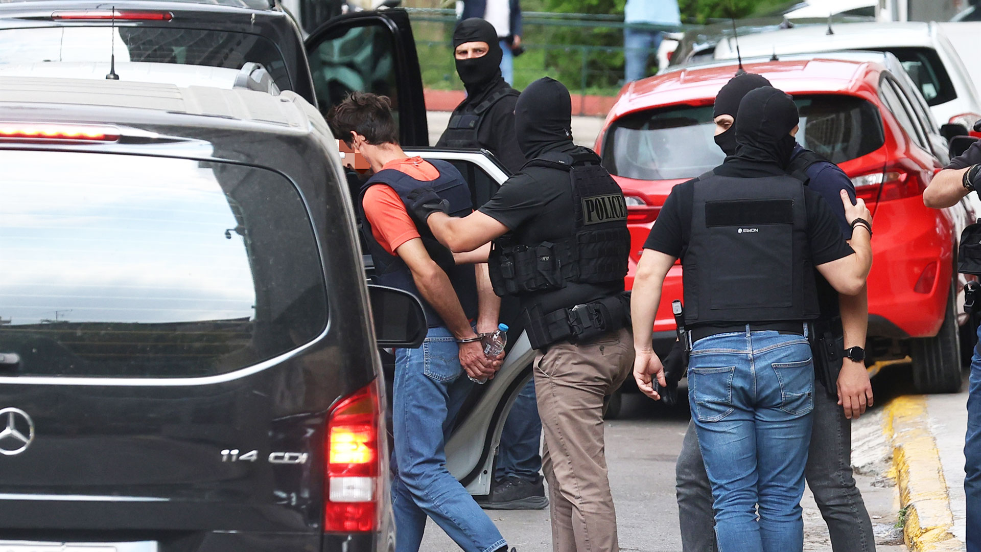 Iδιαίτερα ψύχραιμοι κατά την έξοδό τους από το κτήριο της ΓΑΔΑ...Οι κατηγορούμενοι της Μαρφιν 2 2472cfd089b34e8ec5b9bc5c3ad376c2 5254208 1 1