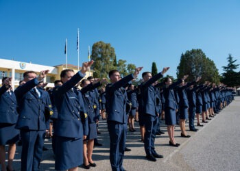 Απονομή πτυχίων από τον ΥΦΕΘΑ Θανάση Δαβάκη στην Ορκωμοσία Νέων Σμηνιών και Λοχιών στη ΣΜΥΑ 10 Απονομή πτυχίων από τον ΥΦΕΘΑ Θανάση Δαβάκη στην Ορκωμοσία Νέων Σμηνιών και Λοχιών στη ΣΜΥΑ