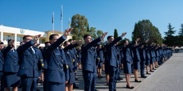 Απονομή πτυχίων από τον ΥΦΕΘΑ Θανάση Δαβάκη στην Ορκωμοσία Νέων Σμηνιών και Λοχιών στη ΣΜΥΑ