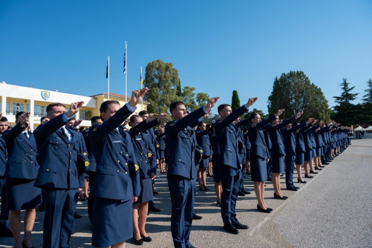 Απονομή πτυχίων από τον ΥΦΕΘΑ Θανάση Δαβάκη στην Ορκωμοσία Νέων Σμηνιών και Λοχιών στη ΣΜΥΑ
