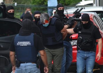 Iδιαίτερα ψύχραιμοι κατά την έξοδό τους από το κτήριο της ΓΑΔΑ...Οι κατηγορούμενοι της Μαρφιν 15 Iδιαίτερα ψύχραιμοι κατά την έξοδό τους από το κτήριο της ΓΑΔΑ…Οι κατηγορούμενοι της Μαρφιν