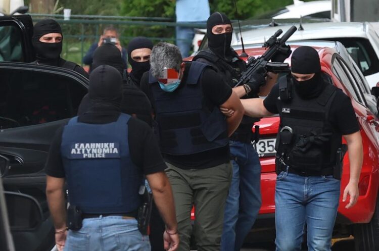 Iδιαίτερα ψύχραιμοι κατά την έξοδό τους από το κτήριο της ΓΑΔΑ...Οι κατηγορούμενοι της Μαρφιν 1 Iδιαίτερα ψύχραιμοι κατά την έξοδό τους από το κτήριο της ΓΑΔΑ…Οι κατηγορούμενοι της Μαρφιν