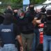 Iδιαίτερα ψύχραιμοι κατά την έξοδό τους από το κτήριο της ΓΑΔΑ...Οι κατηγορούμενοι της Μαρφιν 13 Iδιαίτερα ψύχραιμοι κατά την έξοδό τους από το κτήριο της ΓΑΔΑ…Οι κατηγορούμενοι της Μαρφιν