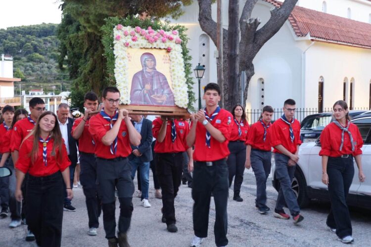 Με ιδιαίτερη λαμπρότητα και έντονο προσκοπικό παλμό πραγματοποιήθηκε η περιφορά της εικόνας της Αγίας Παρασκευής, 1 Με ιδιαίτερη λαμπρότητα και έντονο προσκοπικό παλμό πραγματοποιήθηκε η περιφορά της εικόνας της Αγίας Παρασκευής,