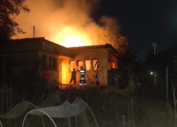 Φωτιά στο εγκαταλελειμμένο στρατόπεδο Καρατάσιου στη Θεσσαλονίκη