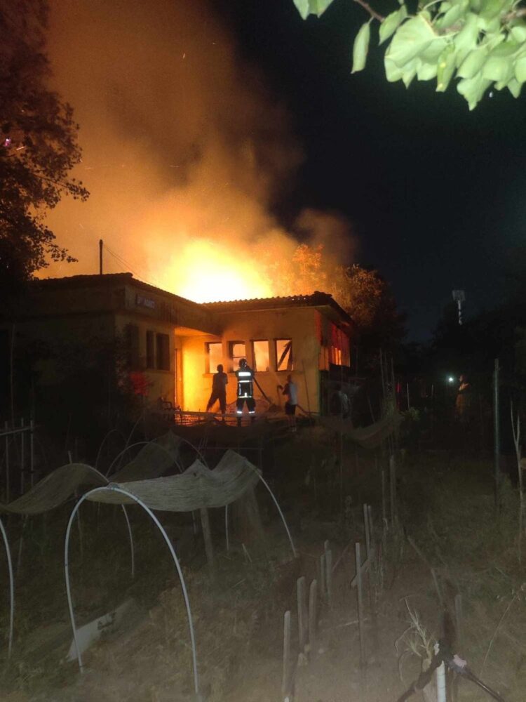 Φωτιά στο εγκαταλελειμμένο στρατόπεδο Καρατάσιου στη Θεσσαλονίκη