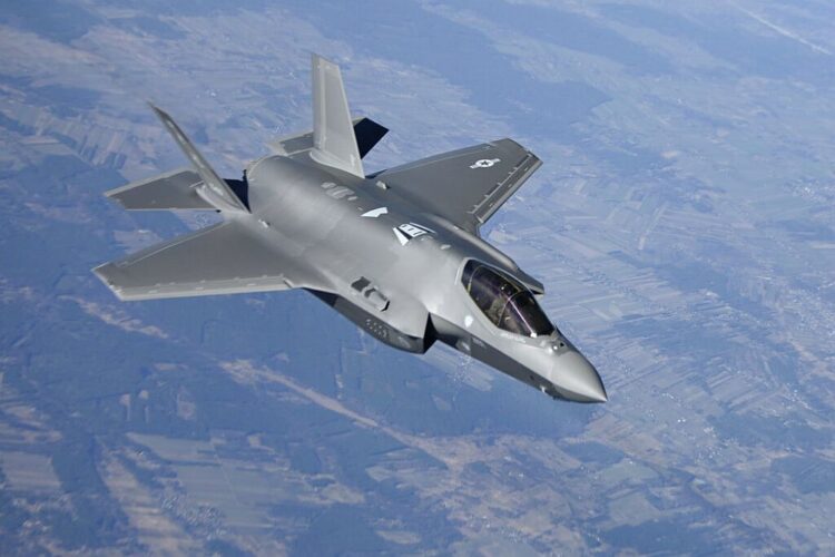 Βρετανικά F-35 αναχαίτισαν ρωσικό αεροσκάφος κοντά σε αεροπλανοφόρο στη Θάλασσα της Νορβηγίας 1 Βρετανικά F-35 αναχαίτισαν ρωσικό αεροσκάφος κοντά σε αεροπλανοφόρο στη Θάλασσα της Νορβηγίας