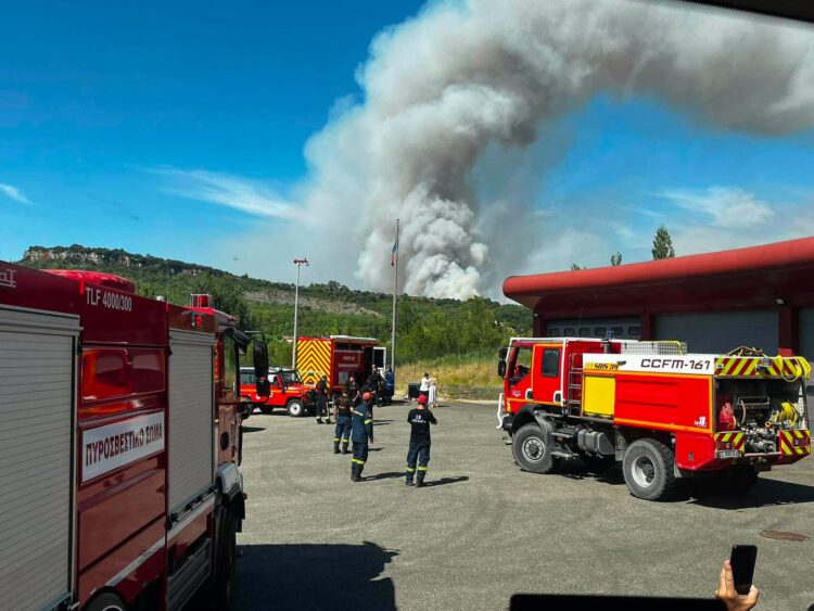 Νότια Γαλλία: 21 Έλληνες πυροσβέστες στη μάχη με τη μεγάλη πυρκαγιά 1 Νότια Γαλλία: 21 Έλληνες πυροσβέστες στη μάχη με τη μεγάλη πυρκαγιά