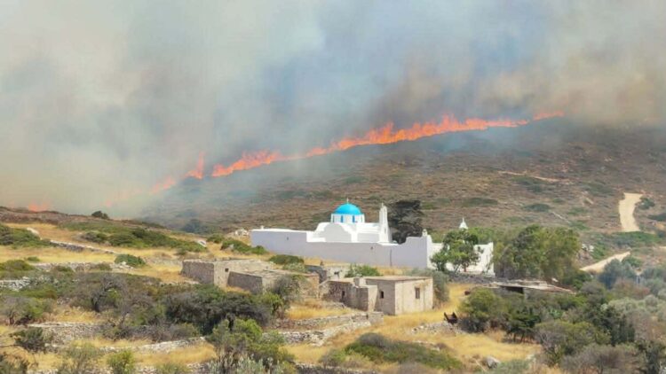 Πύρινος εφιάλτης στην Πάρο – Ολονύχτια μάχη με τις φλόγες και συνεχείς εκκενώσεις