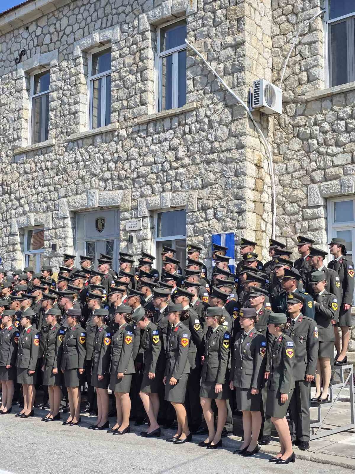 Απονομή πτυχίων στους νέους Μόνιμους Λοχίες της ΣΜΥ από τον ΥΦΕΘΑ Θανάση Δαβάκη 42 IMG 0749
